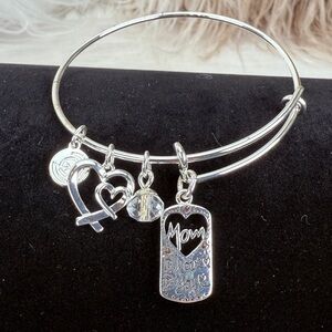 Pretty silvertone, mom charm bling bracelet